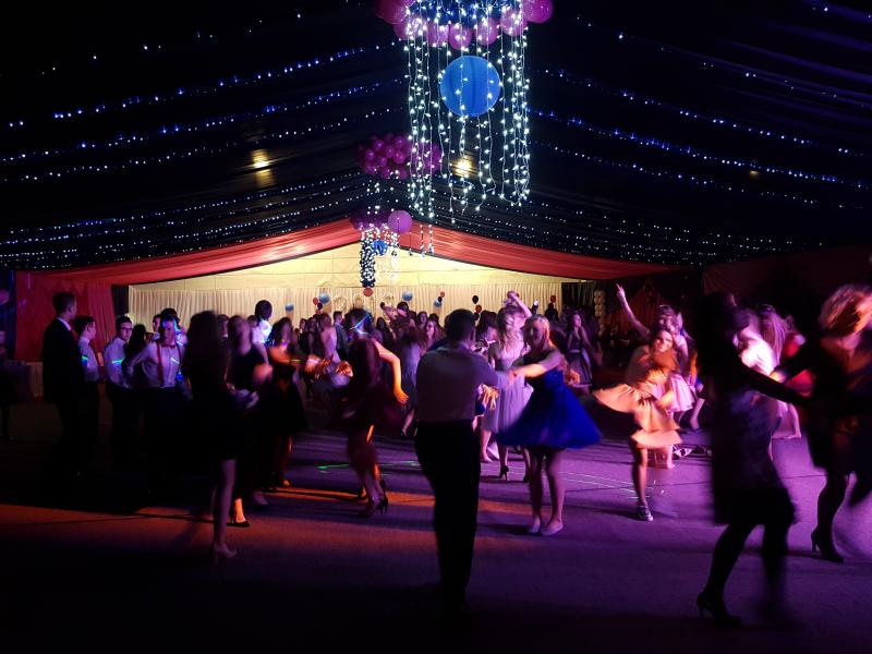 Bal Szkolny 2019 - szkolna zabawa i Polonez w wykonaniu klas gimnazjalnych.  Duża porcja zdjęć z tego wydarzenia! 