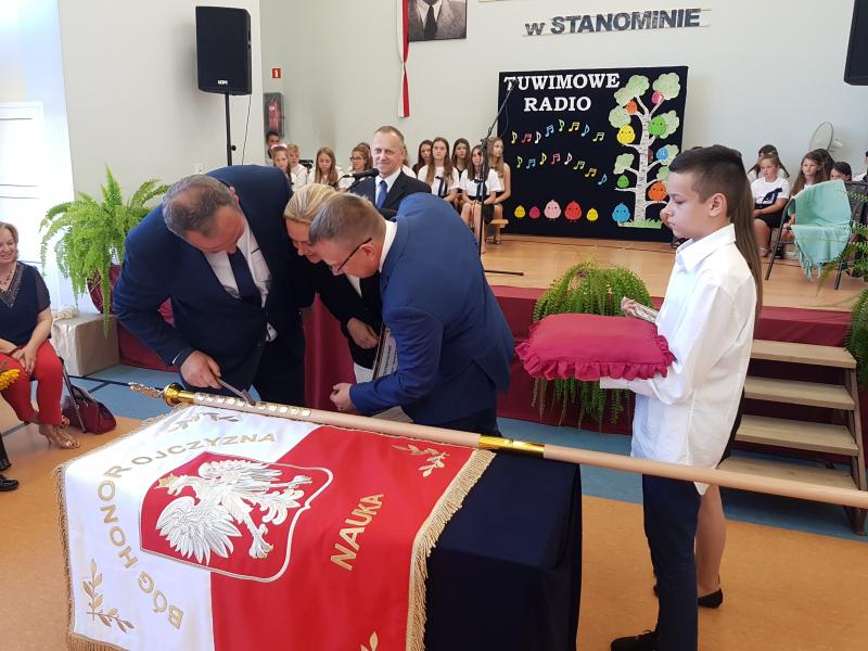 Szkoła podstawowa w Stanominie ma już swojego patrona! Fotorelacja z uroczystości. 
