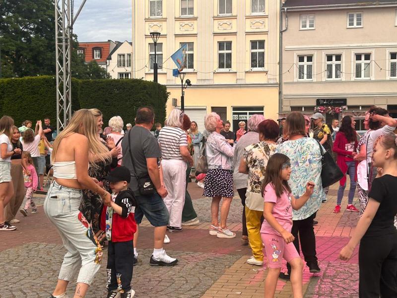 Taniec pod gwiazdami – Plac Wolności rozbrzmiał muzyką i radością