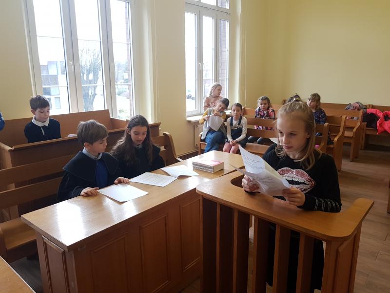 Dzień Edukacji Prawnej - dzieci z Białogardu wzięły udział w symulacji rozprawy sądowej. ZDJĘCIA
