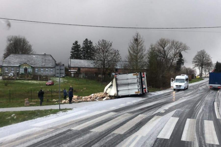 Niebezpiecznie na drogach w powiecie białogardzkim! Przewrócił się Tir.. 