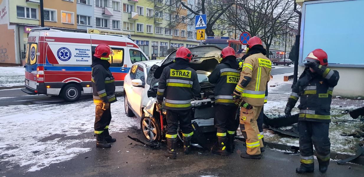 Dachowanie w centrum Białogardu - Nissan uderzył w ogrodzenie. 
