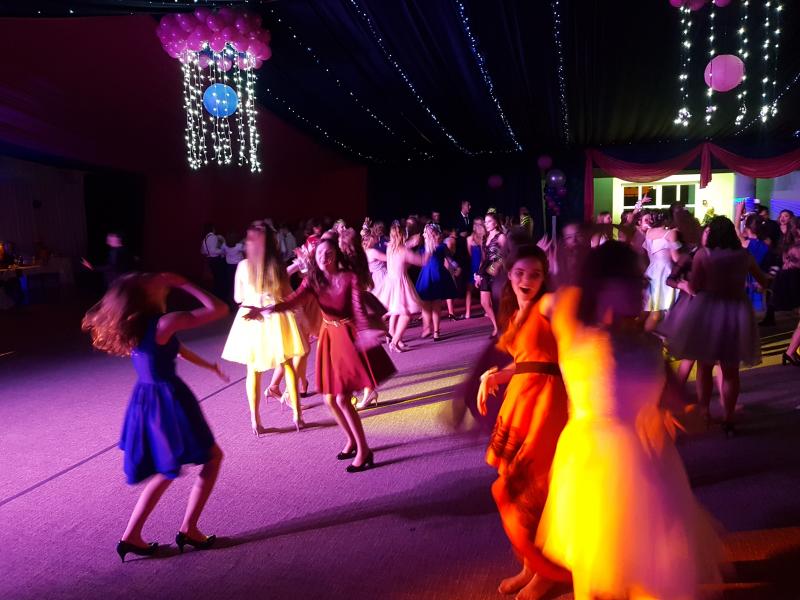 Bal Szkolny 2019 - szkolna zabawa i Polonez w wykonaniu klas gimnazjalnych.  Duża porcja zdjęć z tego wydarzenia! 