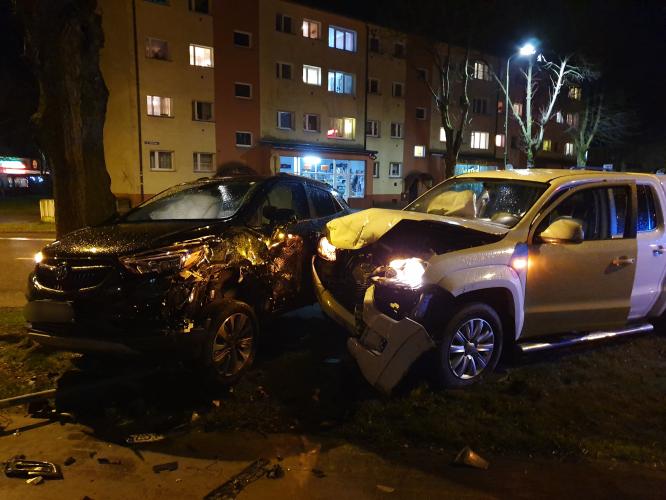 Kolizja w centrum Białogardu - zderzyły się dwa auta osobowe.