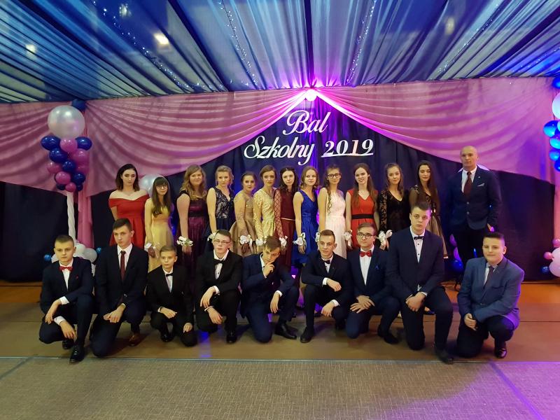 Bal Szkolny 2019 - szkolna zabawa i Polonez w wykonaniu klas gimnazjalnych.  Duża porcja zdjęć z tego wydarzenia! 