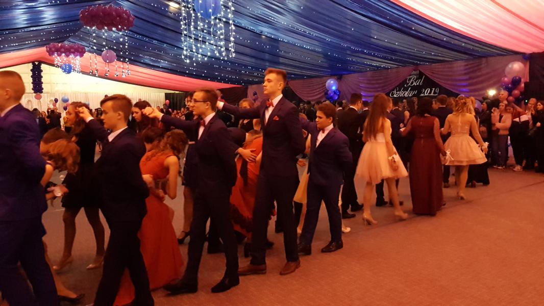 Bal Szkolny 2019 - szkolna zabawa i Polonez w wykonaniu klas gimnazjalnych.  Duża porcja zdjęć z tego wydarzenia! 