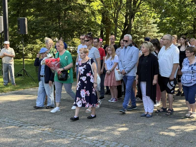 Hołd bohaterom II wojny światowej pod pomnikiem Orła Białego