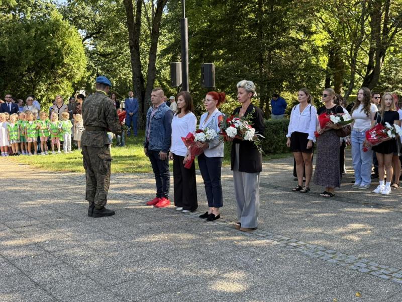 Hołd bohaterom II wojny światowej pod pomnikiem Orła Białego