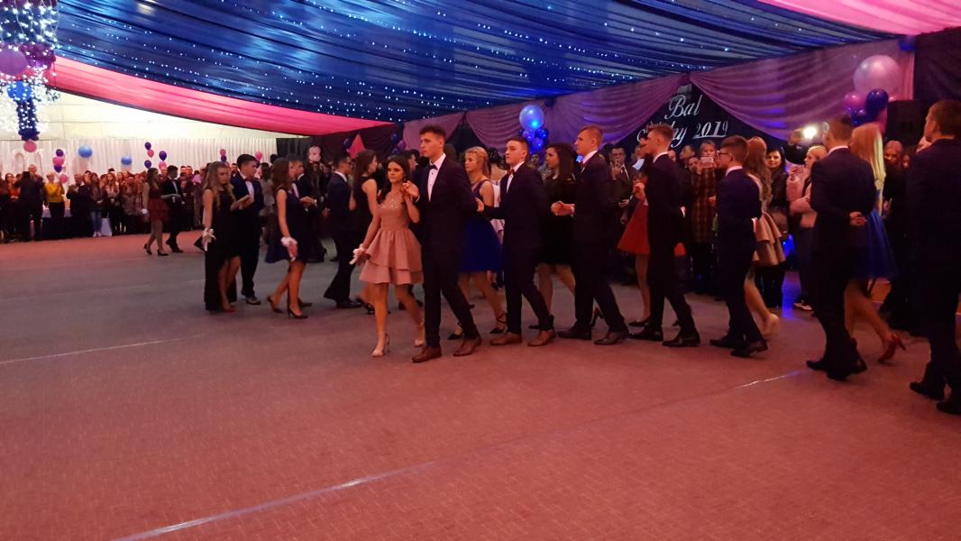 Bal Szkolny 2019 - szkolna zabawa i Polonez w wykonaniu klas gimnazjalnych.  Duża porcja zdjęć z tego wydarzenia! 