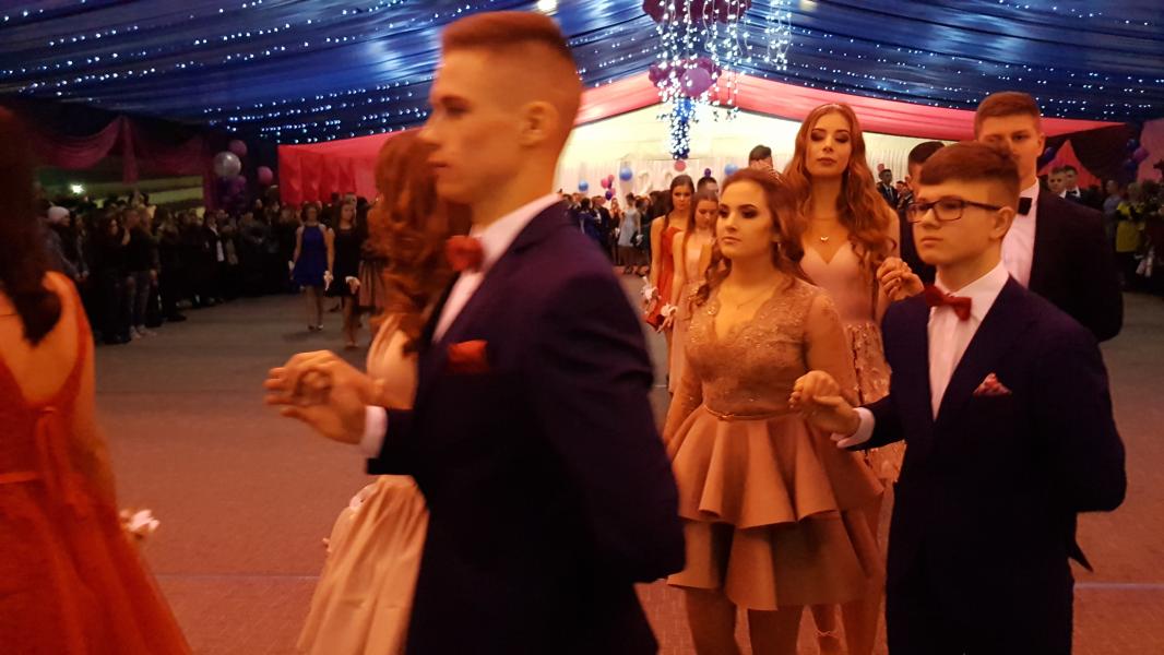 Bal Szkolny 2019 - szkolna zabawa i Polonez w wykonaniu klas gimnazjalnych.  Duża porcja zdjęć z tego wydarzenia! 