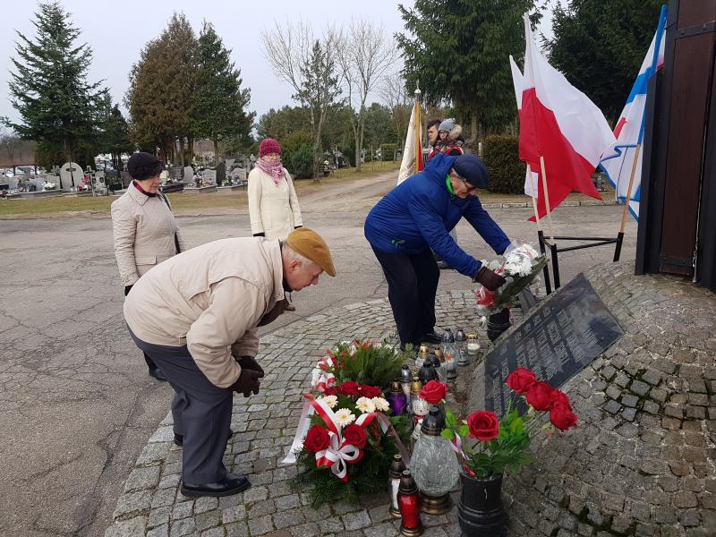 Obchody 79 Rocznicy I Masowej Deportacji Polaków na Sybir i do Kazachstanu. Msza znicze i kwiaty.