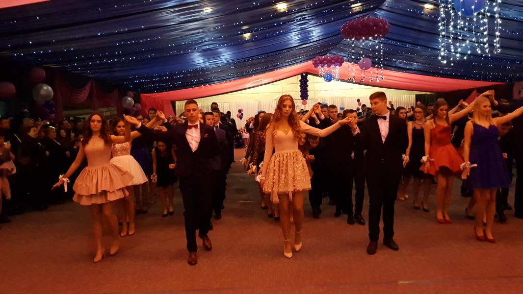 Bal Szkolny 2019 - szkolna zabawa i Polonez w wykonaniu klas gimnazjalnych.  Duża porcja zdjęć z tego wydarzenia! 