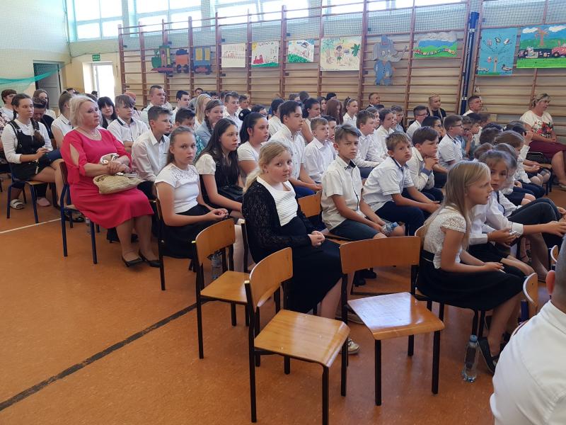 Szkoła podstawowa w Stanominie ma już swojego patrona! Fotorelacja z uroczystości. 