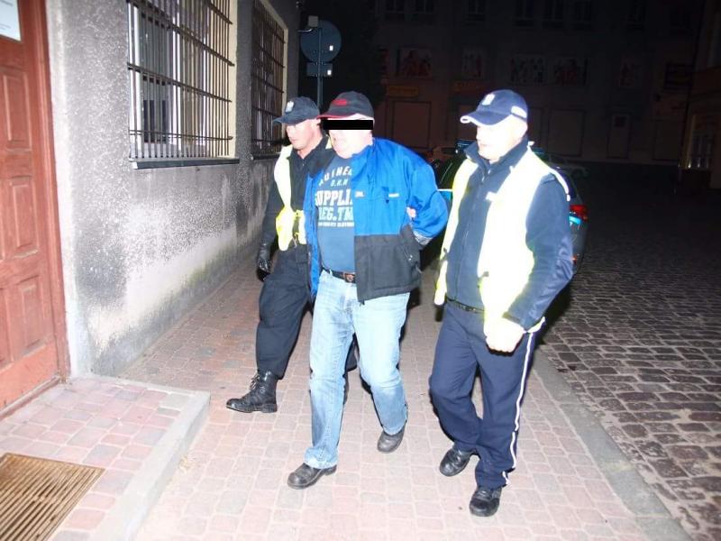 Tir uderzył w drzewo - obywatel Danii był pijany, trafił do aresztu! 
