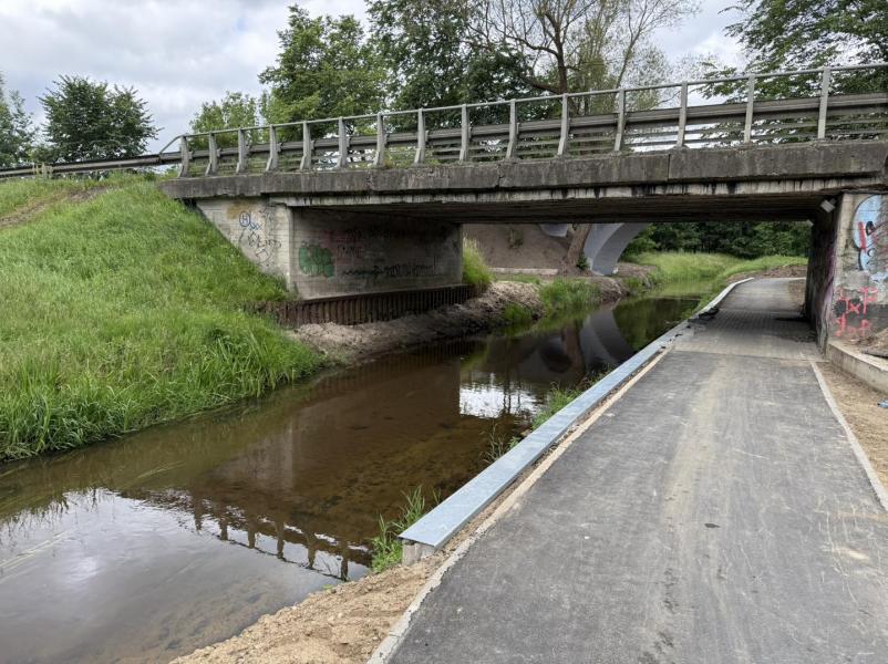 Nowa trasa rowerowa na dawnym nasypie kolejki wąskotorowej prawie gotowa