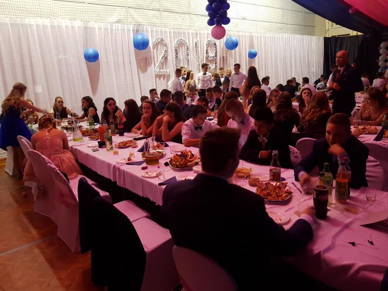 Bal Szkolny 2019 - szkolna zabawa i Polonez w wykonaniu klas gimnazjalnych.  Duża porcja zdjęć z tego wydarzenia! 