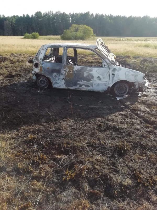 Pożar samochodu pod Tychowem - Seat spłonął doszczętnie. 