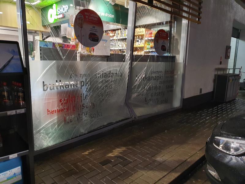 Uderzył samochodem w budynek stacji paliw. Trafił do aresztu!