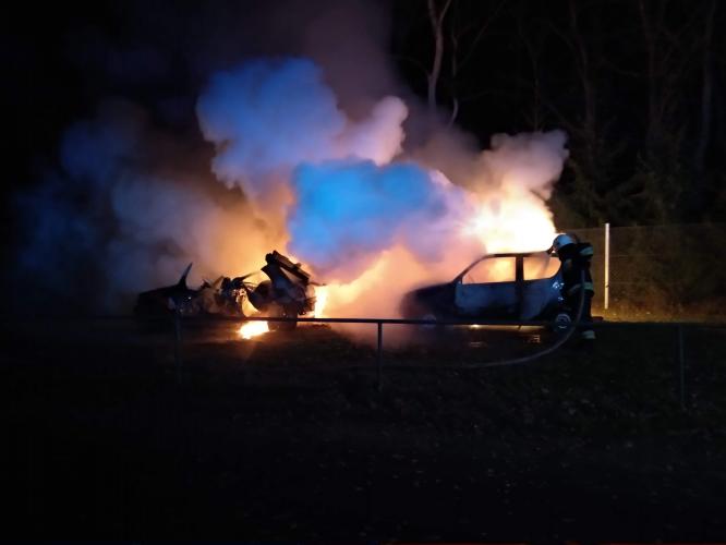 Nocny pożar w Tychowie - spłonęły dwa auta.