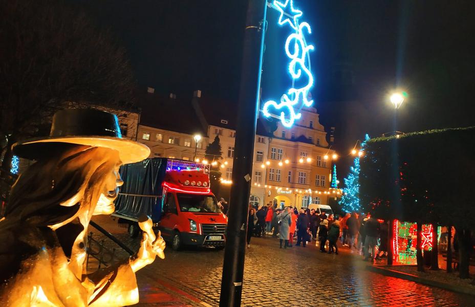 Tłumy na placu Wolności. Włączenie świątecznych iluminacji.