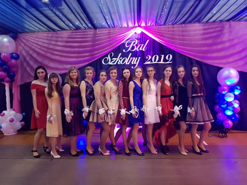 Bal Szkolny 2019 - szkolna zabawa i Polonez w wykonaniu klas gimnazjalnych.  Duża porcja zdjęć z tego wydarzenia! 