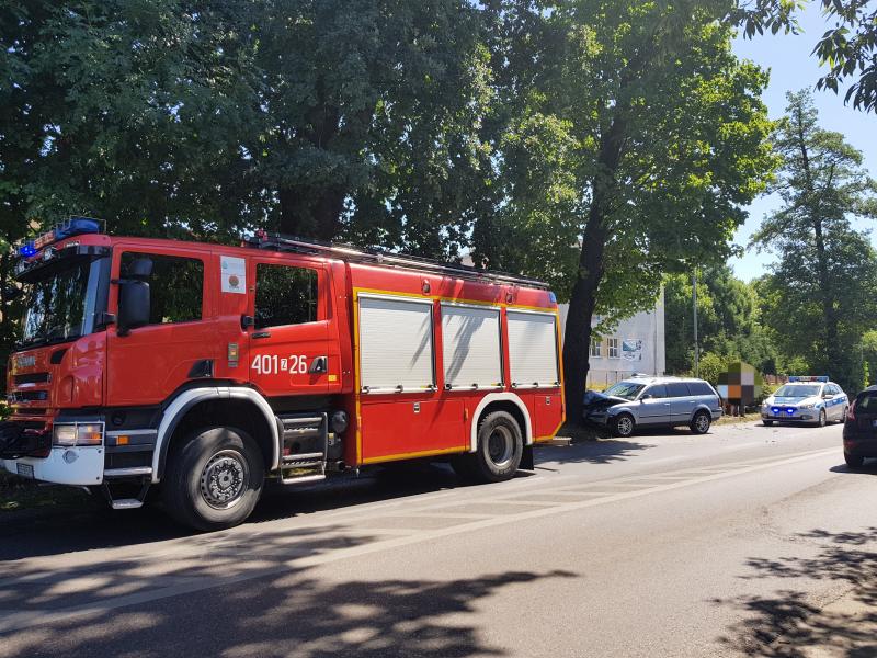 Volkswagen passat uderzył w drzewo. 