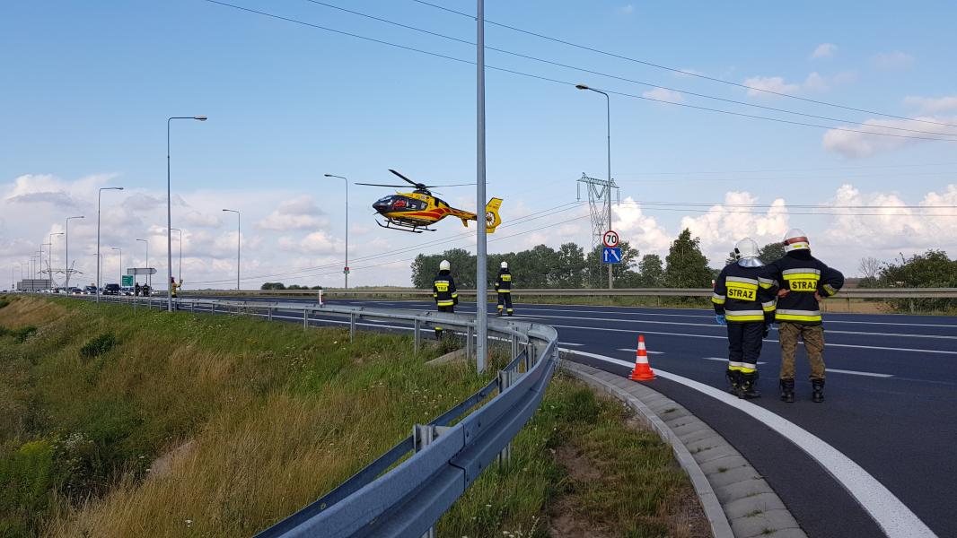 Wypadek na obwodnicy Karlina - zderzenie trzech pojazdów. W akcji śmigłowiec LPR.  