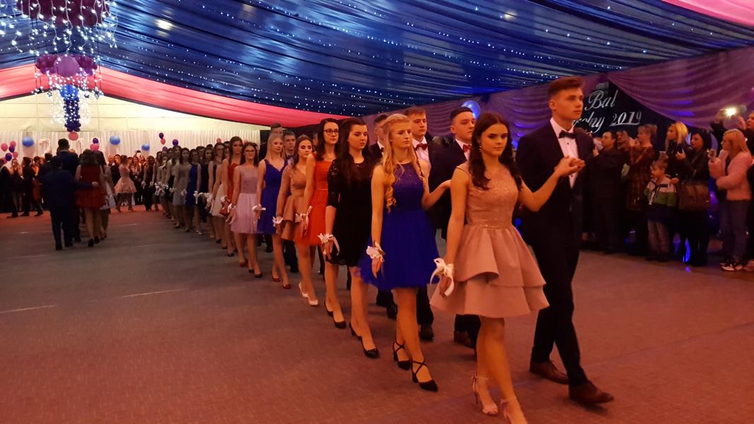 Bal Szkolny 2019 - szkolna zabawa i Polonez w wykonaniu klas gimnazjalnych.  Duża porcja zdjęć z tego wydarzenia! 