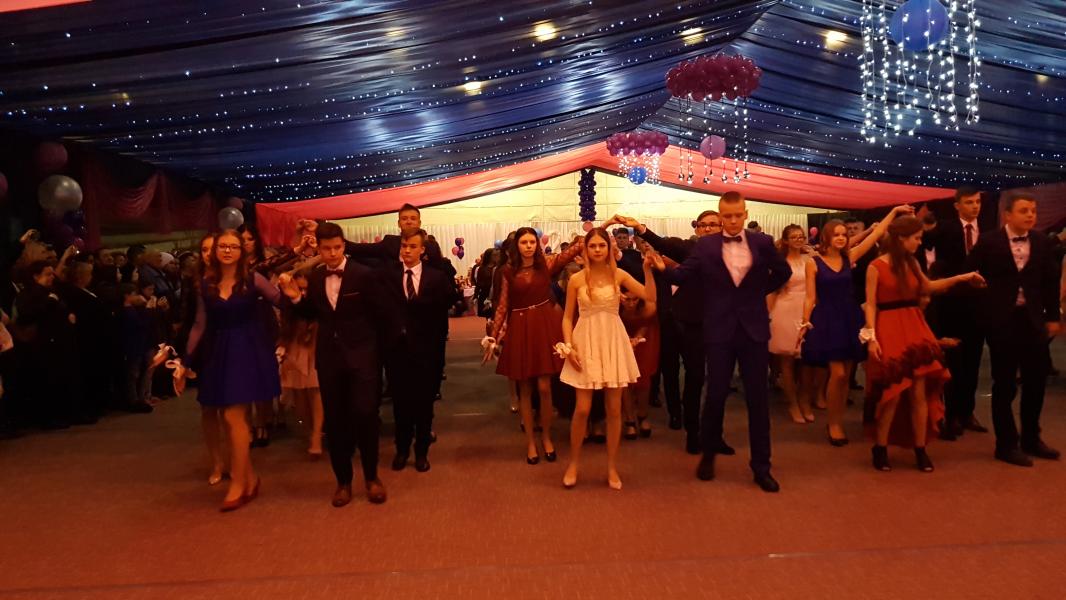 Bal Szkolny 2019 - szkolna zabawa i Polonez w wykonaniu klas gimnazjalnych.  Duża porcja zdjęć z tego wydarzenia! 