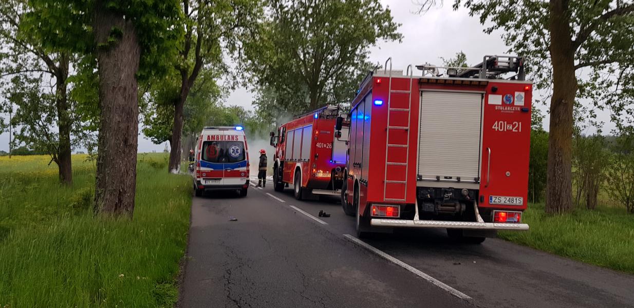Tragiczny wypadek pod Tychowem! Kierowca spłonął po czołowym uderzeniu w drzewo.