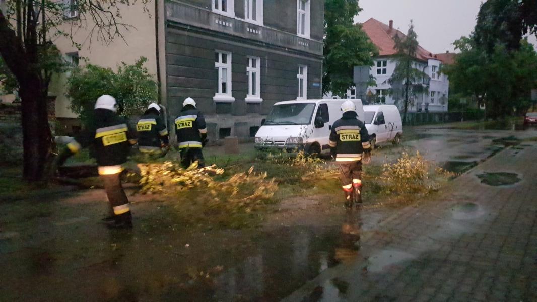Dziesiątki powalonych drzew i zalane ulice! Strażacy walczą ze skutkami nawałnicy.