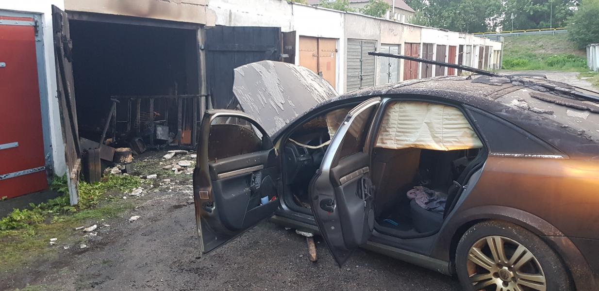 Pożar samochodu w Białogardzie - opel spłonął niemal doszczętnie. 