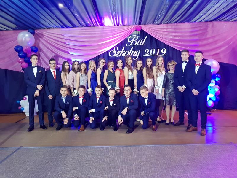 Bal Szkolny 2019 - szkolna zabawa i Polonez w wykonaniu klas gimnazjalnych.  Duża porcja zdjęć z tego wydarzenia! 