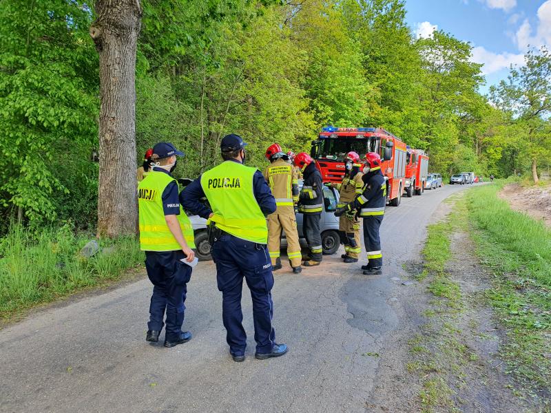 Wypadek pod Białogardem - kierowca Daewoo uderzył w drzewo. 