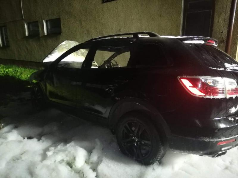 Nocny pożar samochodu w Karlinie - Mazda spłonęła doszczętnie.