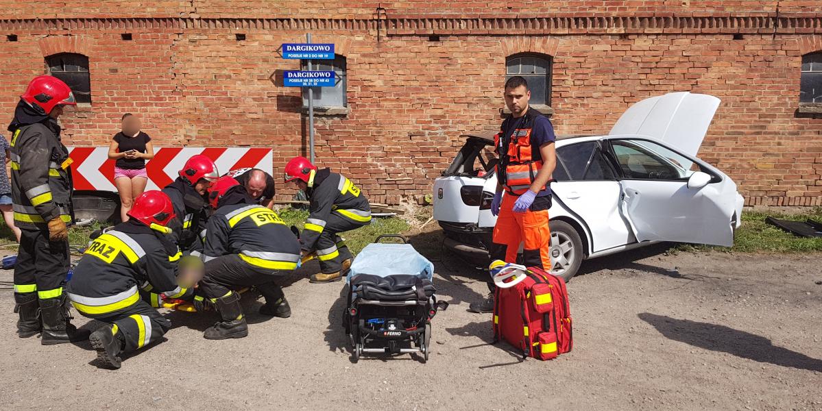 Poważny wypadek pod Białogardem - Seat z impetem uderzył w ścianę! 