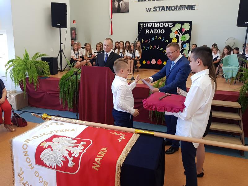 Szkoła podstawowa w Stanominie ma już swojego patrona! Fotorelacja z uroczystości. 