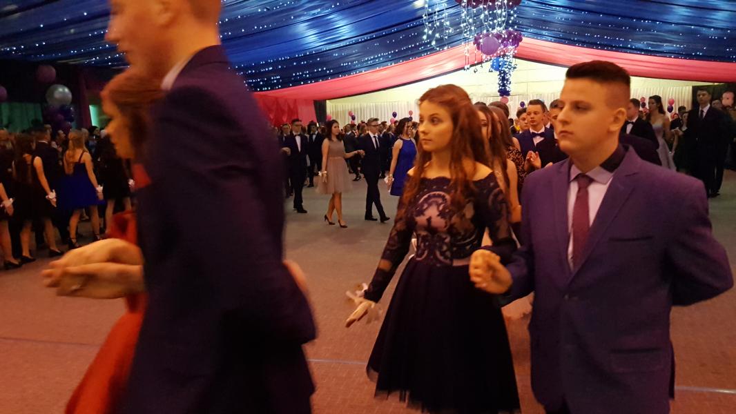 Bal Szkolny 2019 - szkolna zabawa i Polonez w wykonaniu klas gimnazjalnych.  Duża porcja zdjęć z tego wydarzenia! 