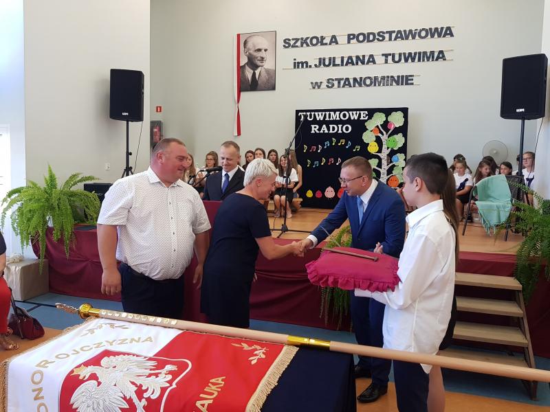 Szkoła podstawowa w Stanominie ma już swojego patrona! Fotorelacja z uroczystości. 