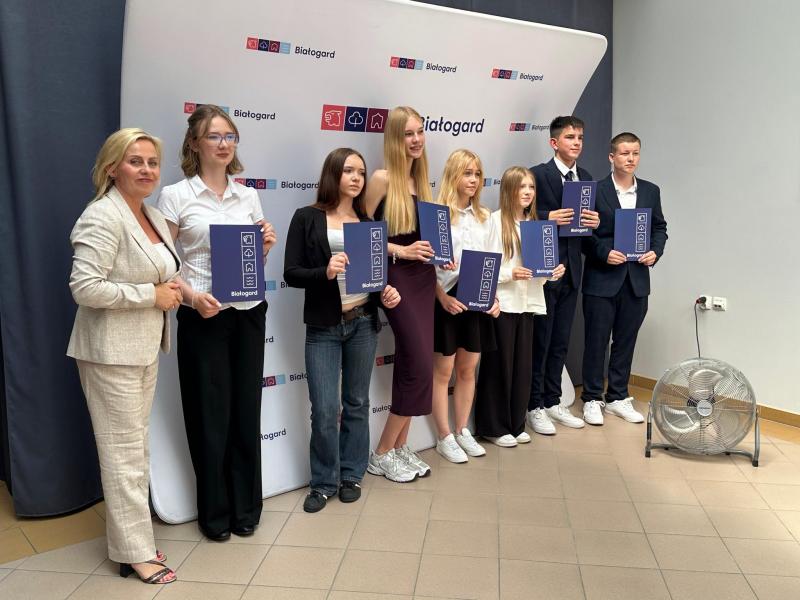 Najzdolniejsi uczniowie Białogardu odebrali Stypendia Burmistrza