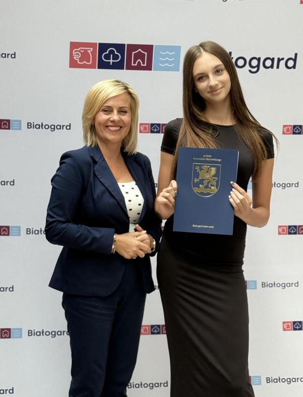 Stypendia za wybitne osiągnięcia wręczone uczniom szkół podstawowych w Białogardzie.