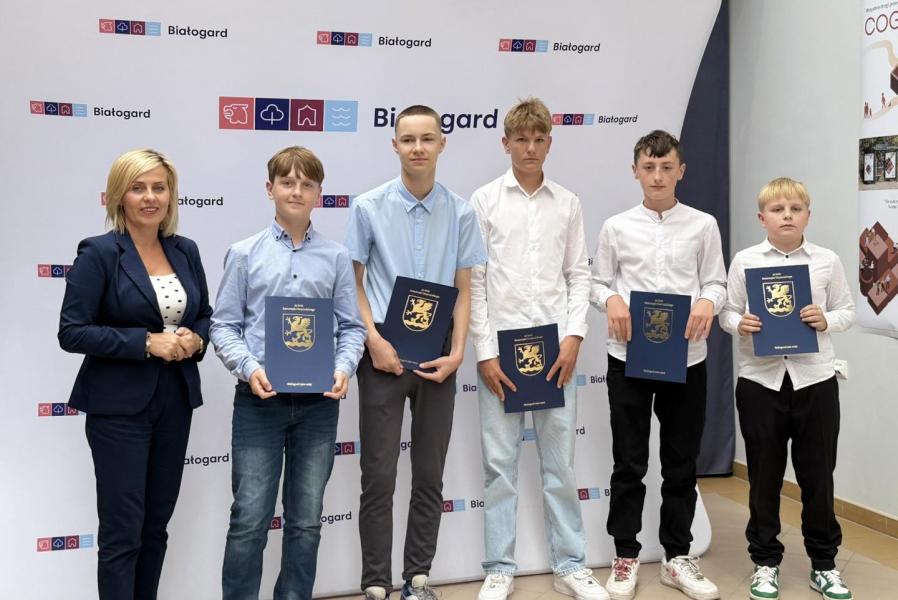 Stypendia za wybitne osiągnięcia wręczone uczniom szkół podstawowych w Białogardzie.