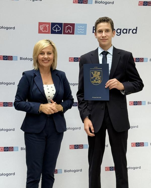 Stypendia za wybitne osiągnięcia wręczone uczniom szkół podstawowych w Białogardzie.