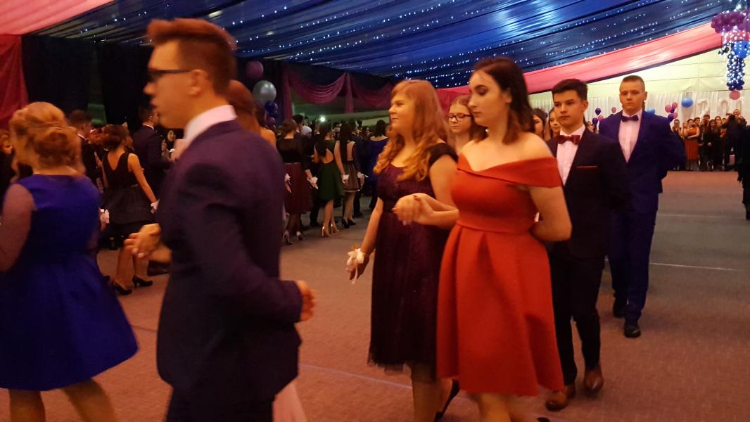 Bal Szkolny 2019 - szkolna zabawa i Polonez w wykonaniu klas gimnazjalnych.  Duża porcja zdjęć z tego wydarzenia! 