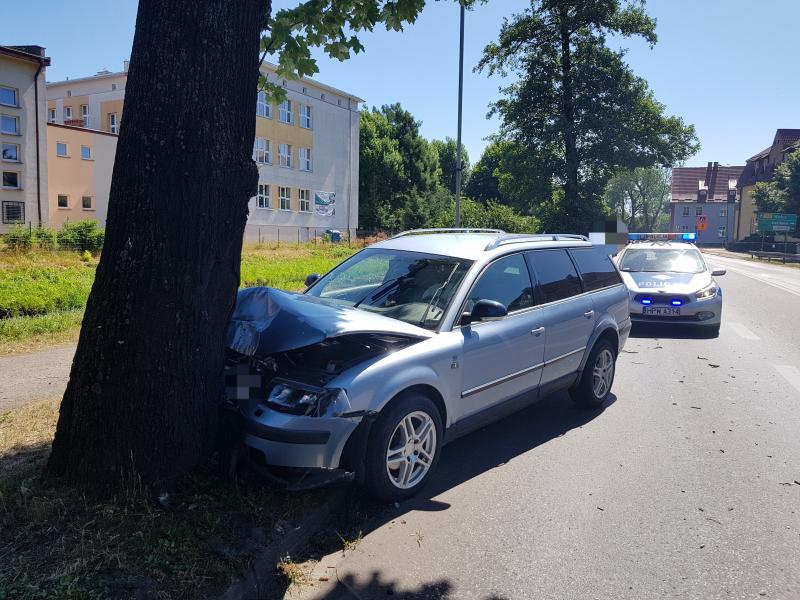 Volkswagen passat uderzył w drzewo. 