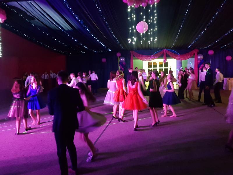 Bal Szkolny 2019 - szkolna zabawa i Polonez w wykonaniu klas gimnazjalnych.  Duża porcja zdjęć z tego wydarzenia! 
