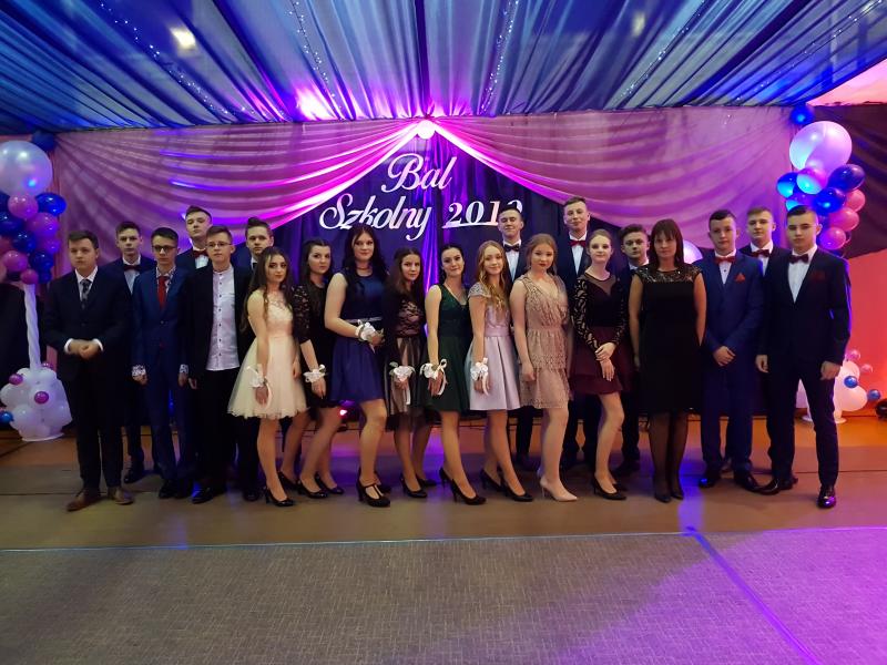Bal Szkolny 2019 - szkolna zabawa i Polonez w wykonaniu klas gimnazjalnych.  Duża porcja zdjęć z tego wydarzenia! 