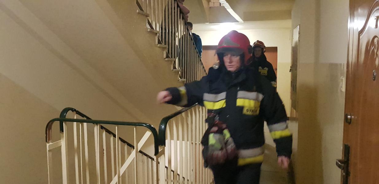 Wyciek gazu w bloku mieszkalnym postawił na nogi służby ratownicze oraz mieszkańców . 