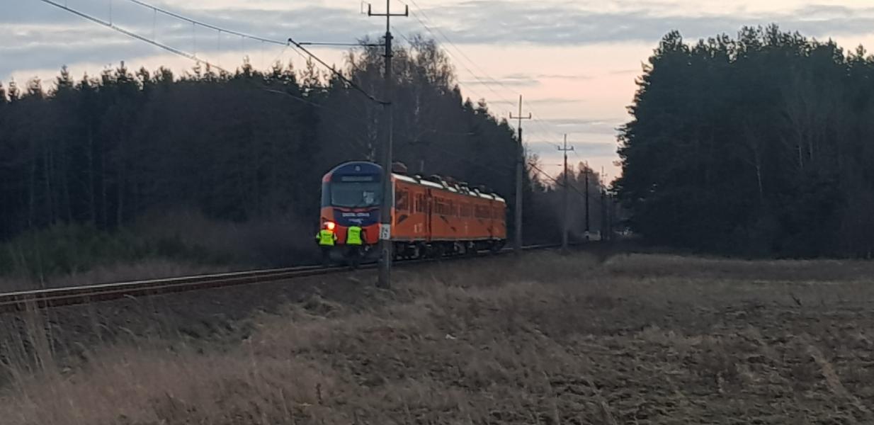Zderzenie Opla z pociągiem na niestrzeżonym przejeździe kolejowym pod Karlinem