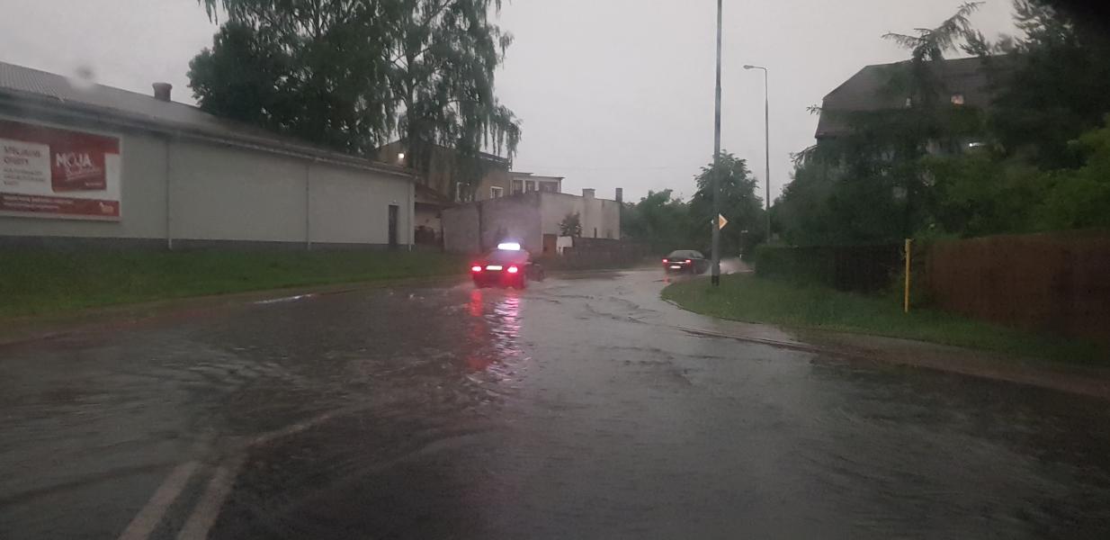 Dziesiątki powalonych drzew i zalane ulice! Strażacy walczą ze skutkami nawałnicy.